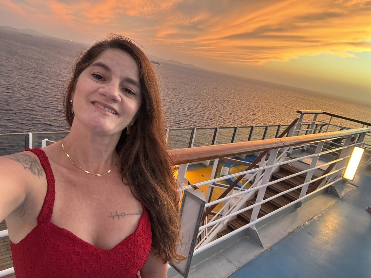 Alessandra Roveri sorrindo no deck de um navio